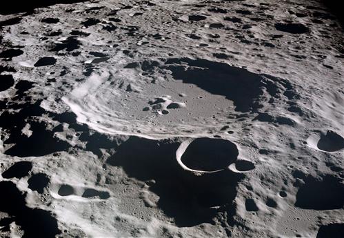 Lunar_crater_Daedalus.jpg